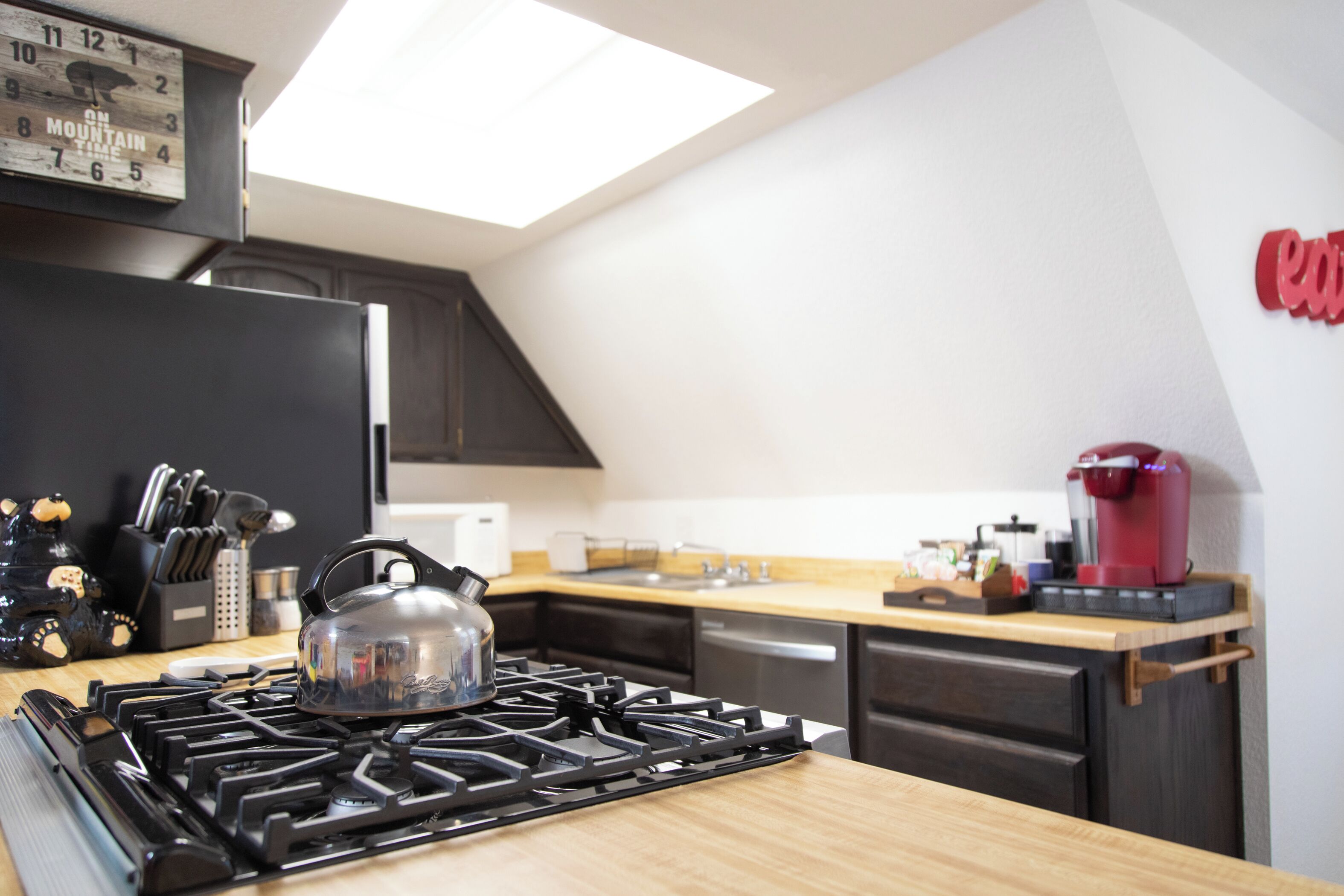 Coffee/tea maker, fridge, microwave, oven