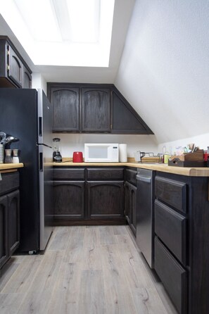 Fridge, microwave, oven, stovetop - Centrally located!!!! Quaint, 1 bedroom, fully stocked, 10 min from everything!! (Big Bear Lake)