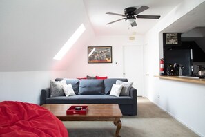 Smart TV, fireplace - Centrally located!!!! Quaint, 1 bedroom, fully stocked, 10 min from everything!! (Big Bear Lake)