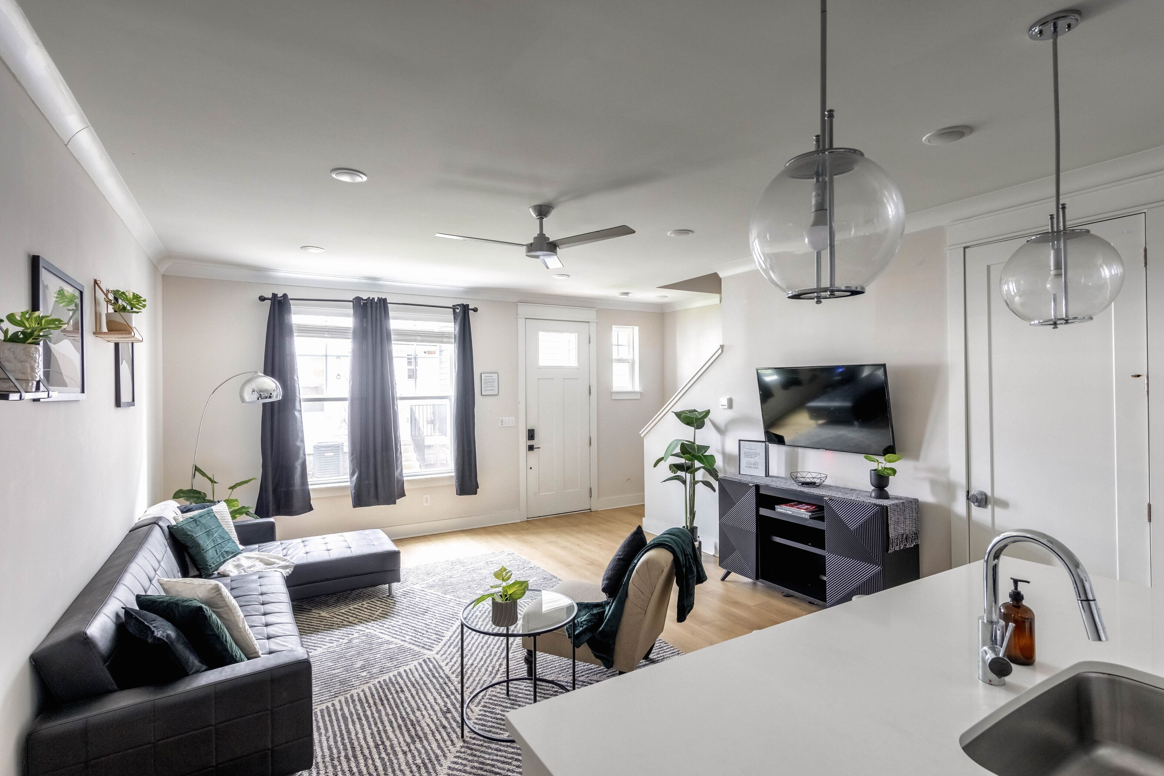 Bright, Bold, Modern| 2 bd townhome| 10 Min -> DT