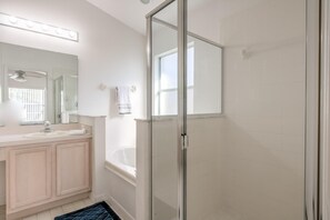 Casa, várias camas (Ray's Eagle Pointe Vacation Home) | Banheiro