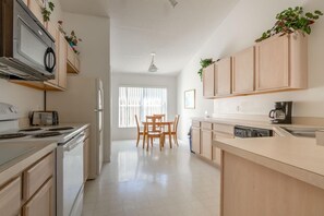 House, Multiple Beds (Ray's Eagle Pointe Vacation Home) | Private kitchen