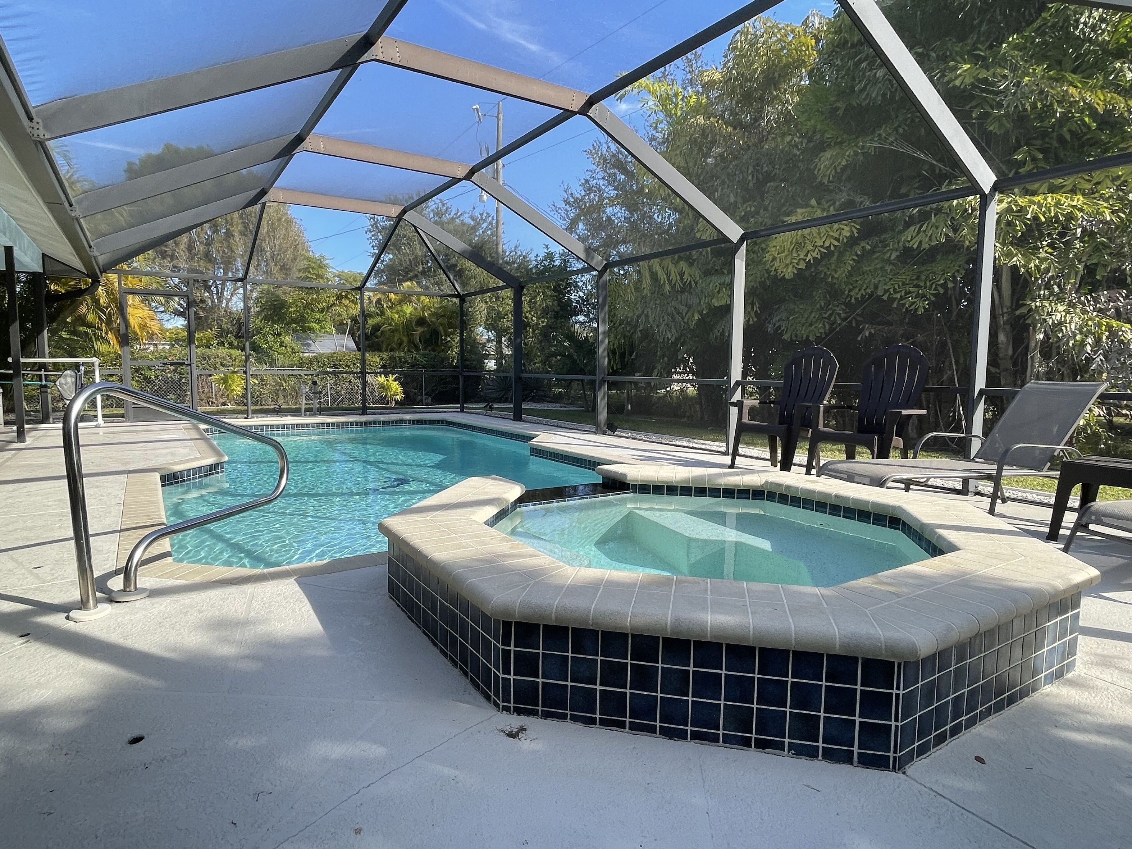 Welcome to paradise! 3 bedroom pool/spa home! Close to it all!