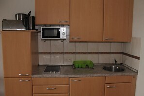 Kühlschrank, Mikrowelle, Herdplatte, Wasserkocher mit Kaffee-/Teezubehör
