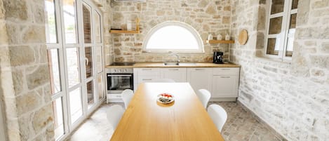 Réfrigérateur, four, plaque de cuisson, lave-vaisselle