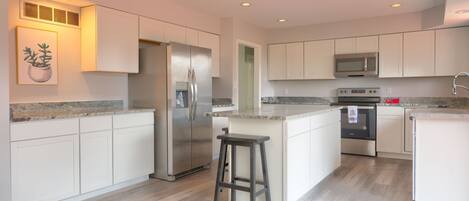 Kühlschrank, Mikrowelle, Ofen, Herdplatte