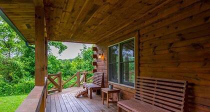 Southern Comfort Cabin- 8 Guests, 3 BR, 2.5 BA, Hot Tub, WiFi- Hocking Hills