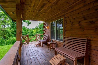 Southern Comfort Cabin- 8 Guests, 3 BR, 2.5 BA, Hot Tub, WiFi- Hocking Hills