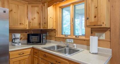 Southern Comfort Cabin- 8 Guests, 3 BR, 2.5 BA, Hot Tub, WiFi- Hocking Hills