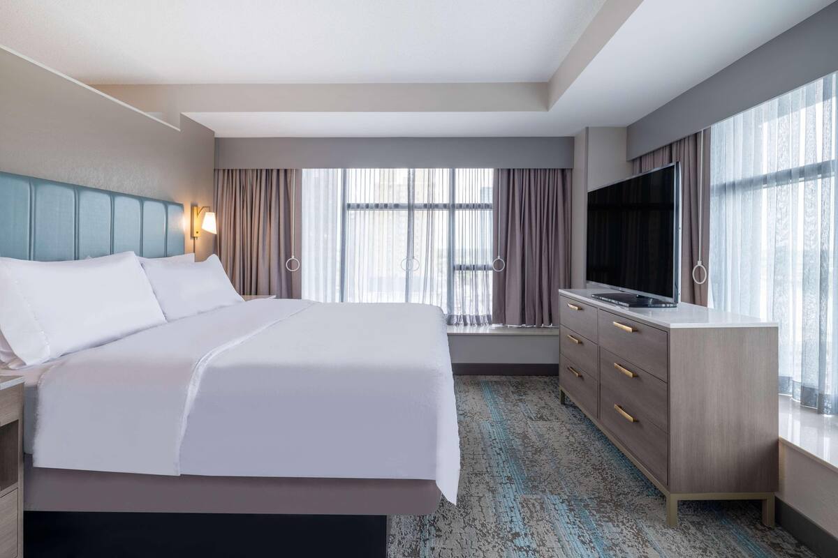 Luxe beddengoed, een kluis op de kamer, een bureau, een laptopwerkplek