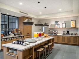 Café da manhã com buffet grátis todos os dias