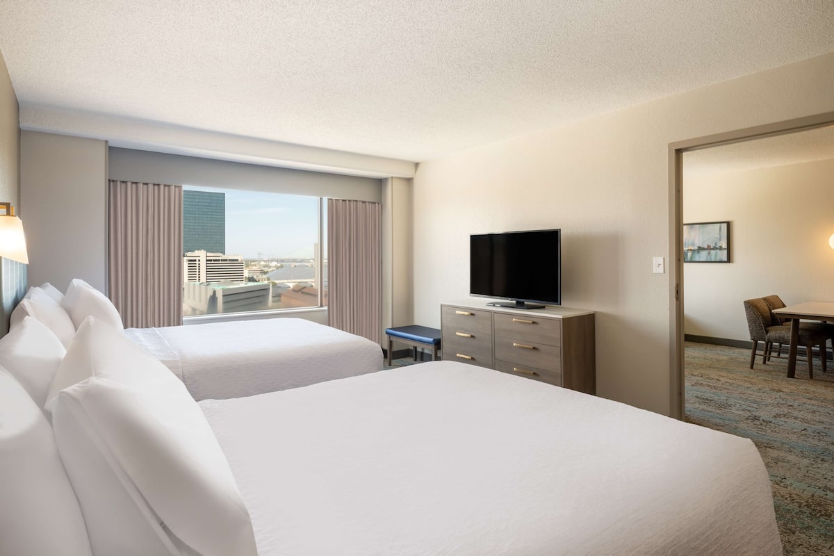 Premium bedding, in-room safe, desk, laptop workspace