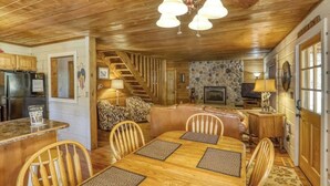 Un interior de madera con comedor, cocina y sala de estar.