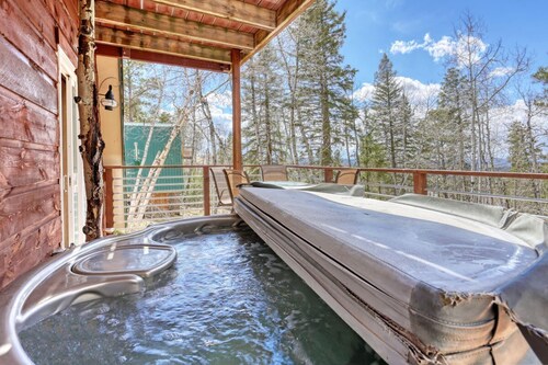 Mountain Pine Retreat – Scenic Cabin with Hot Tub & Views