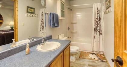 Private Hot tub, Great Scenery and pet friendly!