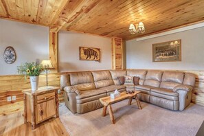 Smart TV, fireplace - Pineview Cabin – A Cozy Luxury Retreat with Stunning Views (Lead)