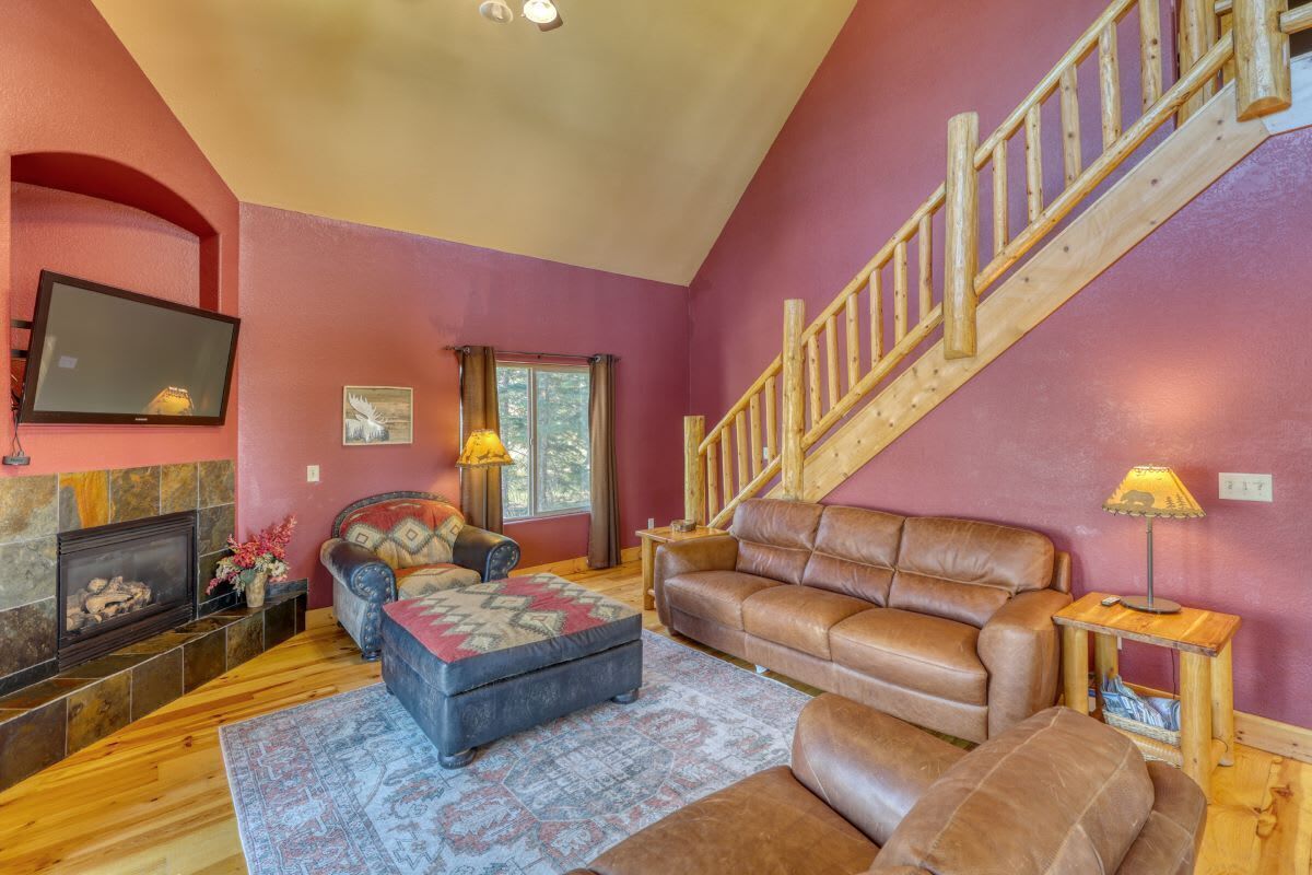 Televisión de pantalla plana y chimenea 