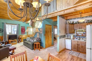 TV, offices - Cozy Black Hills Retreat – Loft, deck, pet-friendly & peaceful mountain views! (Lead)