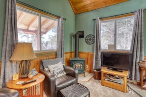 TV, offices - Cozy Black Hills Retreat – Loft, deck, pet-friendly & peaceful mountain views! (Lead)