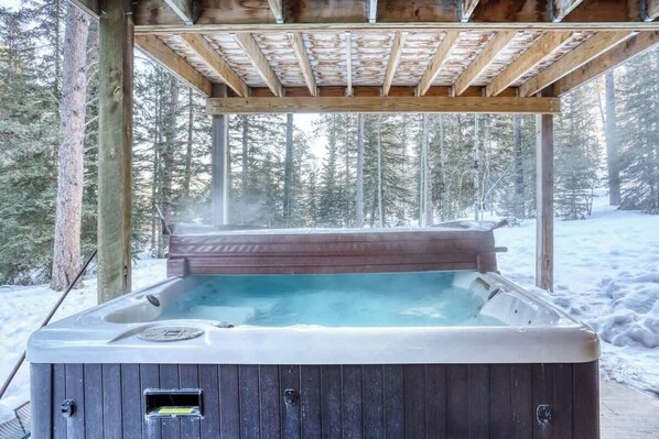 Outdoor spa tub