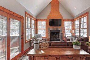 Una Smart TV, una chimenea