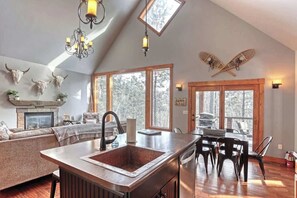 Interior - Gold Rush Lodge - Hot tub, wifi and Clubhouse heat (Lead)