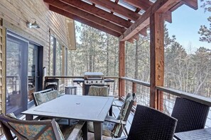 Outdoor dining - Gold Rush Lodge - Hot tub, wifi and Clubhouse heat (Lead)