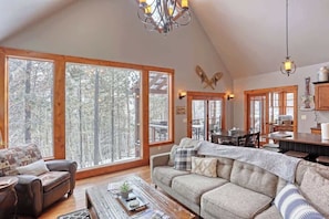 Smart TV, fireplace - Gold Rush Lodge - Hot tub, wifi and Clubhouse heat (Lead)