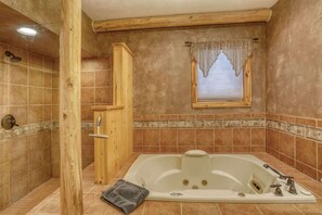 Bathtub, hair dryer, towels - Great Pine Lodge (Lead)