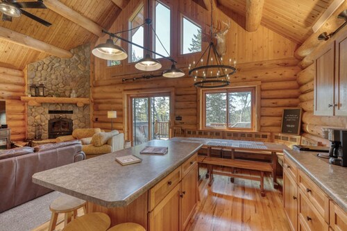 Deer Haven Lodge – Spacious Family Cabin with Hot Tub, Game Room & Scenic Views