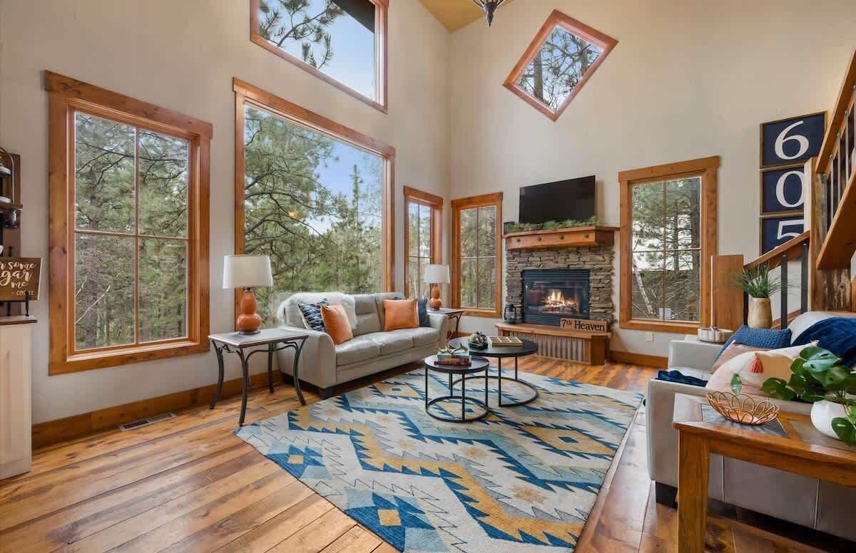 Télévision à écran plat, cheminée