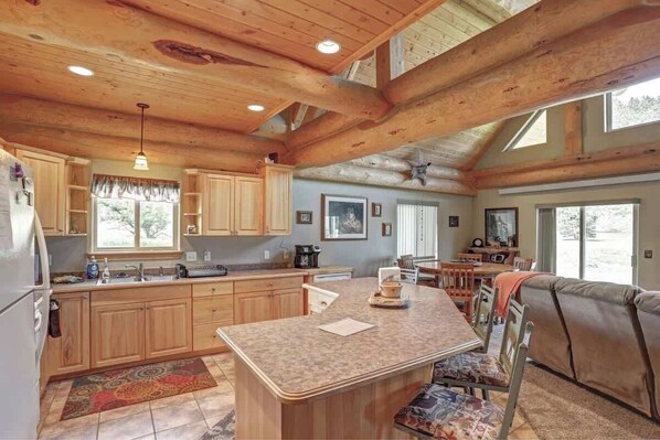 冷蔵庫、電子レンジ、オーブン、コンロ