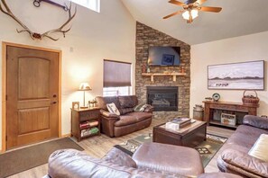 TV, fireplace