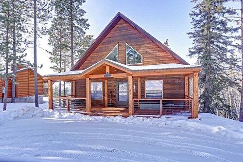 Lookout View Retreat – Cozy 3-Level Cabin with Hot Tub, Loft & Mountain Views