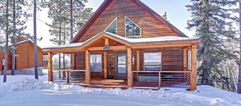 Lookout View Retreat – Cozy 3-Level Cabin with Hot Tub, Loft & Mountain Views