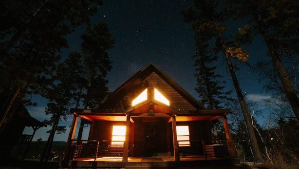 A cabin with a wooden exterior, a porch with steps, and large windows. - Lookout View Retreat – Cozy 3-Level Cabin with Hot Tub, Loft & Mountain Views (Lead)