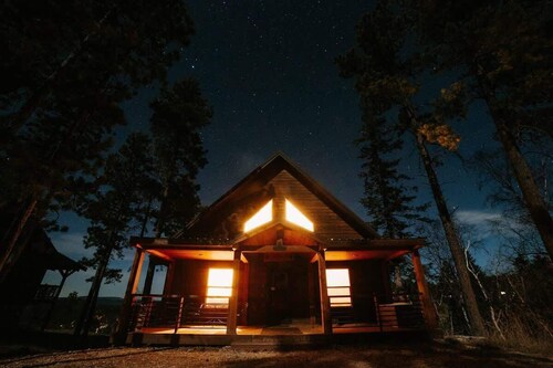 Lookout View Retreat – Cozy 3-Level Cabin with Hot Tub, Loft & Mountain Views