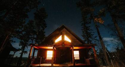 Lookout View Retreat – Cozy 3-Level Cabin with Hot Tub, Loft & Mountain Views