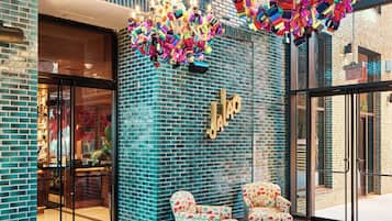 Melayani sarapan, makan malam, dan sarapan siang akhir pekan