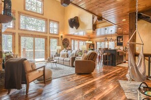 TV, fireplace, DVD player - Ore Car Lodge (Lead)