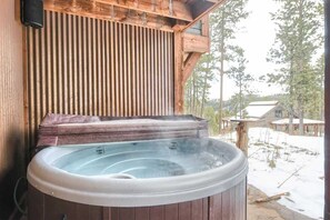 Outdoor spa tub - Ore Car Lodge (Lead)