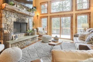 TV, caminetto, lettore DVD