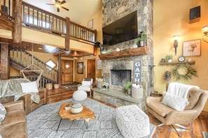 TV, fireplace, DVD player - Ore Car Lodge (Lead)