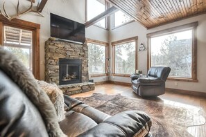 TV, fireplace - Blackhorn Lodge in Gilded Mountain (Lead)