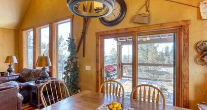 Big Pine Lodge – Rustic charm, hot tub, pet friendly, and room for 12 near Terry Peak!