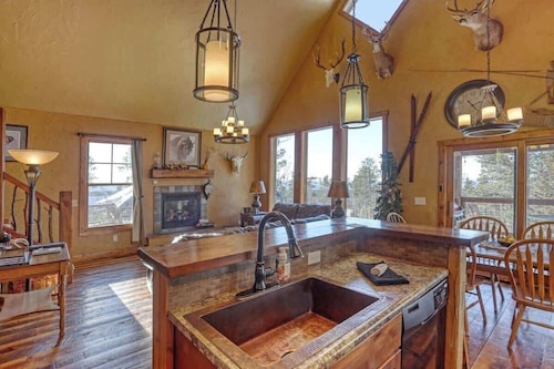 Big Pine Lodge – Rustic charm, hot tub, pet friendly, and room for 12 near Terry Peak!