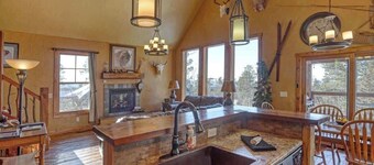 Big Pine Lodge – Rustic charm, hot tub, pet friendly, and room for 12 near Terry Peak!