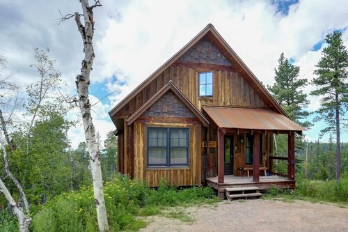 Big Pine Lodge – Rustic charm, hot tub, pet friendly, and room for 12 near Terry Peak!