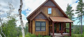 Big Pine Lodge – Rustic charm, hot tub, pet friendly, and room for 12 near Terry Peak!