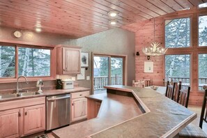 Fridge, microwave, oven, stovetop - Deep Snow Trail Lodge (Lead)